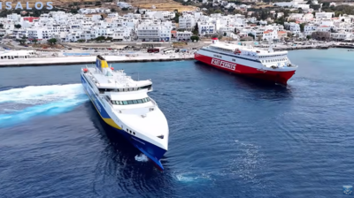 Εντυπωσιακές ταυτόχρονες μανούβρες πλοίων στο λιμάνι της Τήνου – Το θέαμα που τράβηξε τα βλέμματα