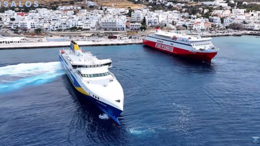 Εντυπωσιακές ταυτόχρονες μανούβρες πλοίων στο λιμάνι της Τήνου – Το θέαμα που τράβηξε τα βλέμματα
