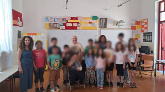 Ο Μάνος Κοντολέων κοντά στους μαθητές των Δημοτικών Σχολείων της Αμοργού
