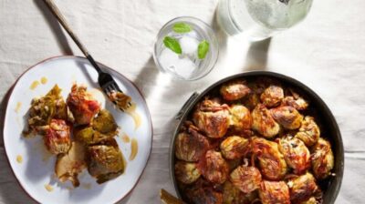 Ανθοί και αμπελόφυλλα στη γάστρα, γεμιστά με ρύζι και λαχανικά