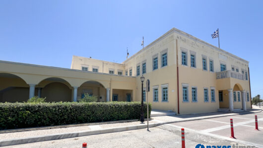 Νάξος: Λογοδοσία με βαριά ατζέντα στο Δημοτικό Συμβούλιο – Τα ερωτήματα για λιμάνι, κυκλοφοριακό, πυροπροστασία και έργα