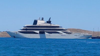 Πάρος: Κατέπλευσε το νεότευκτο υπερπολυτελές κρουαζιερόπλοιο των «βαθύπλουτων» επισκεπτών (video)