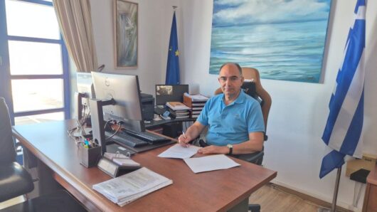 Πάρος: Υπεγράφη η σύμβαση για νέους συνθετικούς τάπητες στα γήπεδα Λευκών και Νάουσας