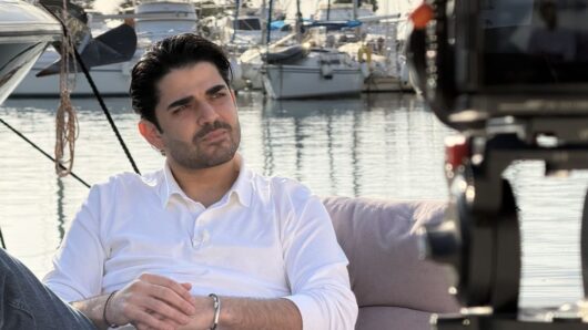 Παναγιώτης Μαύρος: Ο 22χρονος τραγουδιστής που γίνεται viral στο TikTok και ξεσηκώνει τα πανηγύρια του Αιγαίου (video)