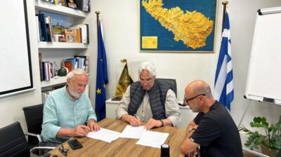 Δήμος Τήνου: Υπογραφή Σύμβασης για την Ανάδειξη – Ανάπλαση Στεγάστρων Εξωτερικού Λιμένα Τήνου