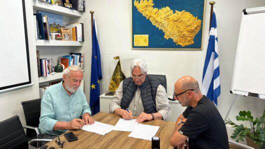 Δήμος Τήνου: Υπογραφή Σύμβασης για την Ανάδειξη – Ανάπλαση Στεγάστρων Εξωτερικού Λιμένα Τήνου