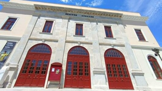 Νέα όψη για το Θέατρο Απόλλων: Ολοκληρώθηκε η αντικατάσταση των κουφωμάτων της πρόσοψης