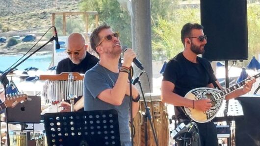 Πάρος: Χάρης Βαρθακούρης και Μαρίνα Σταυράκη σε ξέφρενο νησιώτικο γλέντι (video)