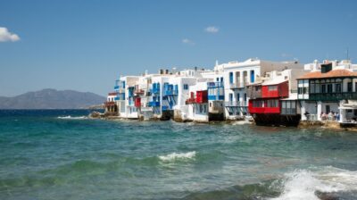 Μύκονος: Οφειλές 1,27 εκατ. ευρώ και «μάχη» για 165 τ.μ. αιγιαλού – Η υπόθεση που έφτασε στο ΝΣΚ