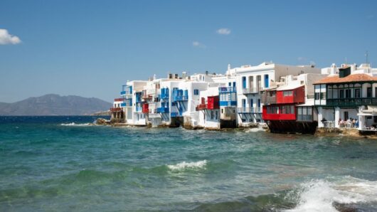 Μύκονος: Οφειλές 1,27 εκατ. ευρώ και «μάχη» για 165 τ.μ. αιγιαλού – Η υπόθεση που έφτασε στο ΝΣΚ