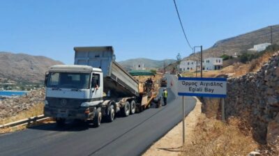 Αμοργός: Συνεχίζονται οι ασφαλτικές εργασίες στην Αιγιάλη από την Περιφέρεια Νοτίου Αιγαίου