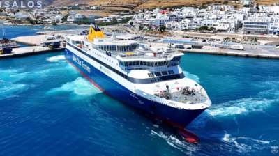 Εντυπωσιακή μανούβρα του «Blue Star Paros» στο λιμάνι της Τήνου (video)