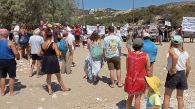 Πάρος: Νέες αντιδράσεις για τις παραλίες και την τουριστική εκμετάλλευση – Στο προσκήνιο ξανά το «Κίνημα της Πετσέτας»