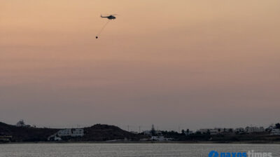 Φωτιά στην Πάρο: Ελικόπτερα ανεφοδιάζονται από τη Στελίδα Νάξου – Το 112 ήχησε και σε κινητά στη Νάξο (video)