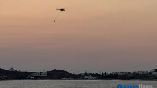 Φωτιά στην Πάρο: Ελικόπτερα ανεφοδιάζονται από τη Στελίδα Νάξου – Το 112 ήχησε και σε κινητά στη Νάξο (video)