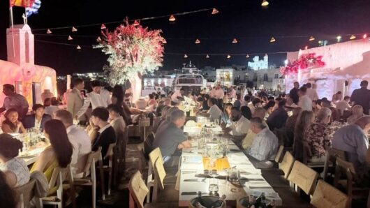 Πάρος: Η παγκόσμια ελίτ της Ferrari επέλεξε το νησί – 250 κορυφαίοι συλλέκτες και VIP επισκέπτες σε μια μοναδική εκδήλωση (video)