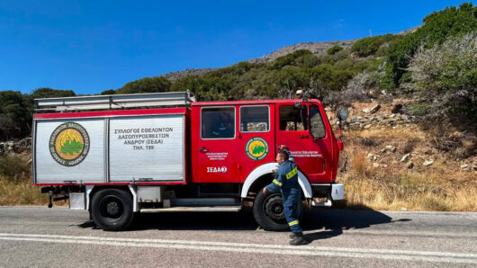 Φωτιές στις Κυκλάδες: Βελτιωμένη η εικόνα στην Άνδρο – Αναζωπυρώσεις στην Πάρο
