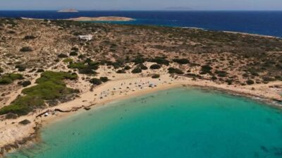 Κουφονήσια: Απομακρύνθηκε η πλωτή καντίνα από την παραλία Ιταλίδα – Αυτόφωρο και μηνυτήρια αναφορά