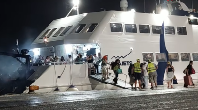 Μπουρίνι «σάρωσε» την Πάρο – Τουρίστες έτρεχαν να προστατευτούν από το ανεμόβροχο (video)