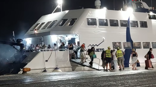 Μπουρίνι «σάρωσε» την Πάρο – Τουρίστες έτρεχαν να προστατευτούν από το ανεμόβροχο (video)