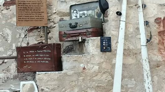 Κίμωλος: Εικαστικός περίπατος αφιερωμένος στον Νίκο Καββαδία στα σοκάκια του νησιού