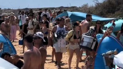 Κουφονήσια: Η παραλία Ιταλίδα «βούλιαξε» από κόσμο – Viral εικόνες που θυμίζουν… πλατεία Συντάγματος