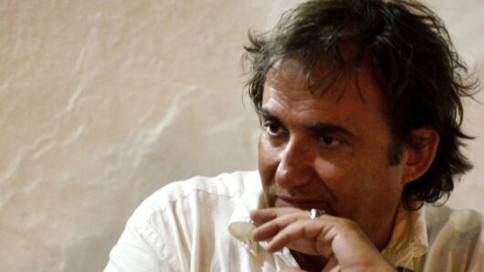 Λουδοβίκος των Ανωγείων σε Πάρο και Σαντορίνη με τη μουσικοποιητική παράσταση «Γκρεμό δεν έχουν τα πουλιά»