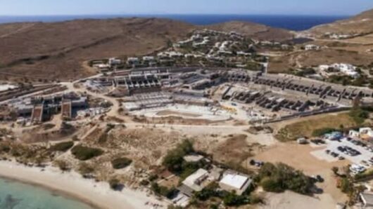 «Αποχαιρετά την Πάρο που χάνεται»: Οργή κατοίκων για την υπερδόμηση και την αλλοίωση του νησιού