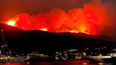 Πύρινος εφιάλτης στην Πάρο: Ολονύχτια μάχη με τις φλόγες – Εκκενώσεις οικισμών, συνεχείς αναζωπυρώσεις και ισχυροί άνεμοι (video)