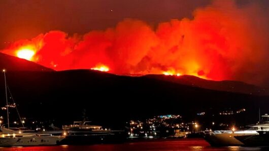 Πύρινος εφιάλτης στην Πάρο: Ολονύχτια μάχη με τις φλόγες – Εκκενώσεις οικισμών, συνεχείς αναζωπυρώσεις και ισχυροί άνεμοι