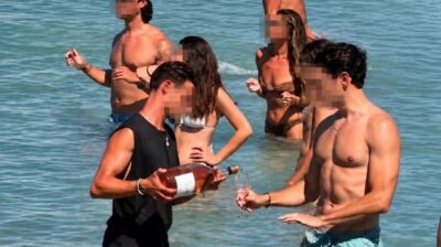 Πάρος: Σερβιτόρος μπήκε στη θάλασσα για να παραδώσει κρασί – Αντιδράσεις για το viral βίντεο
