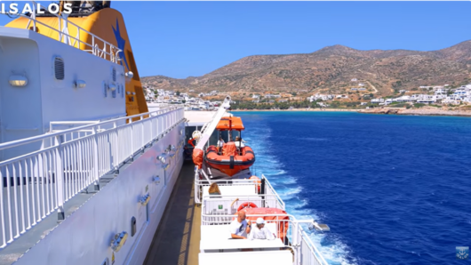 Δονούσα: Εντυπωσιακή μανούβρα του Blue Star Naxos στο λιμάνι (video)