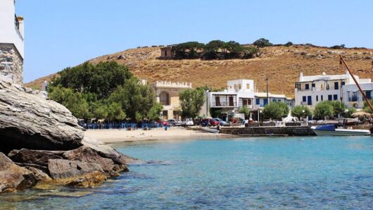 Νάξος: Τουριστικό σκάφος με έξι επιβαίνοντες προσάραξε σε βραχώδη βυθό στη Μουτσούνα