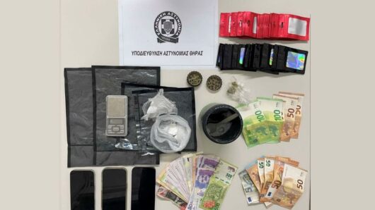 Σαντορίνη: Δύο συλλήψεις για διακίνηση ναρκωτικών – Κοκαΐνη, ζυγαριά ακριβείας και μετρητά