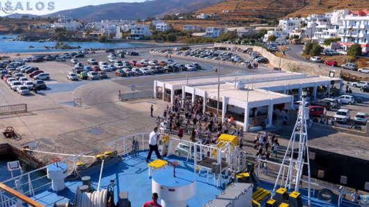Τήνος: Εντυπωσιακή μανούβρα του «Αικατερίνη Π.» στο λιμάνι με 850 επιβάτες (video)