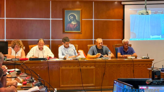 Νάξος – Δημοτικό Συμβούλιο: Ομόφωνο «όχι» στις ΑΠΕ – Προσφυγή στο ΣτΕ και κινητοποιήσεις μετά τη νέα ΚΥΑ