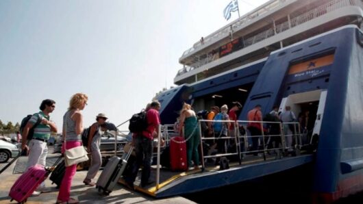 Μαζική έξοδος των αδειούχων Aυγούστου – Πάνω από 61.000 επιβάτες αναχώρησαν από τα λιμάνια της Αττικής