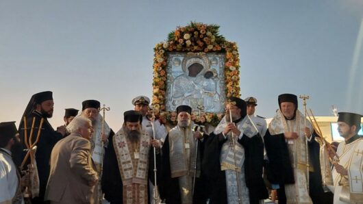Πάρος: Συγκίνηση και κατάνυξη στη λιτάνευση της Παναγίας Εκατονταπυλιανής (video)