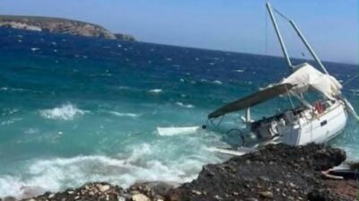 Νάξος: Τουριστικό σκάφος με έξι επιβαίνοντες προσάραξε σε βραχώδη βυθό στη Μουτσούνα