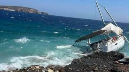 Νάξος: Τουριστικό σκάφος με έξι επιβαίνοντες προσάραξε σε βραχώδη βυθό στη Μουτσούνα