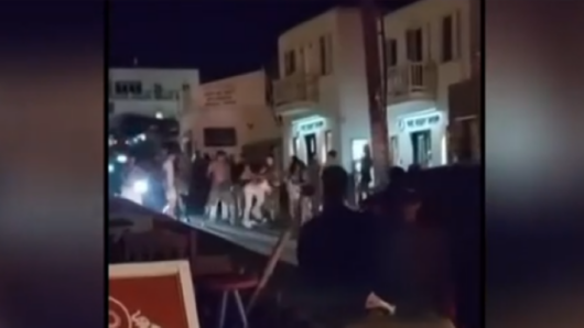 Μύκονος: Τουρίστες πιάστηκαν στα χέρια στη μέση του δρόμου – Άγρια συμπλοκή στη Χώρα (video)