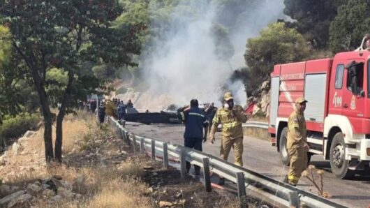 Σύγκρουση δύο ελικοπτέρων στην επιχείρηση δασοπυρόσβεσης στην Ψάθα – Νεκροί 2 μέλη του πληρώματος (video)