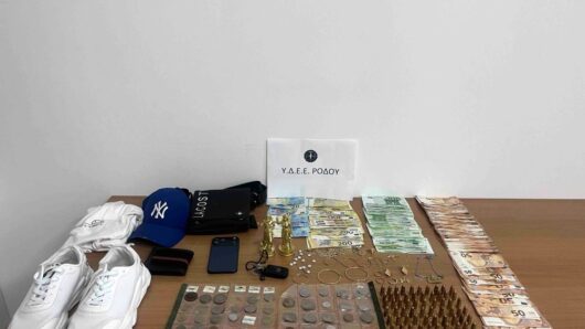 Ρόδος: Της είπαν να βγάλει τα τιμαλφή έξω από το σπίτι για «ασφάλεια» – Δύο συλλήψεις