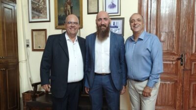 Σύρος – Κάσος: Οι δεσμοί φιλίας και αδελφοποίησης στο επίκεντρο συνάντησης στο Δημαρχείο