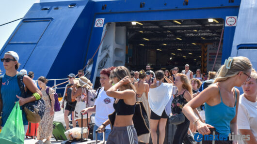 Το αδιαχώρητο στο λιμάνι της Νάξου – Χιλιάδες επισκέπτες στο νησί το πρώτο Σαββατοκύριακο του Αυγούστου (video+φώτος)