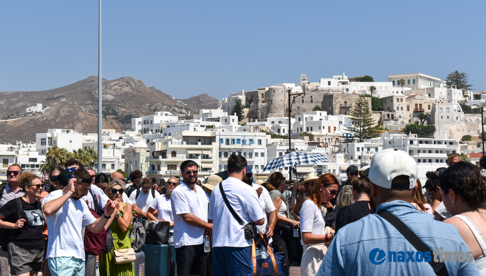 Αφίξεις λιμάνι Νάξου Αύγουστος 2026