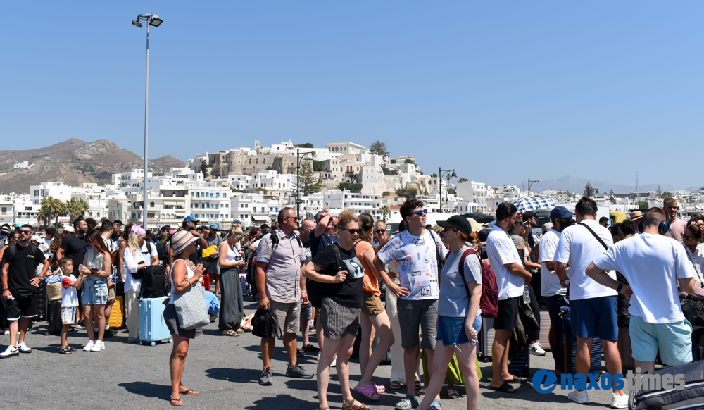 Αφίξεις λιμάνι Νάξου Αύγουστος 2026