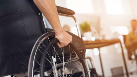 Αρτέμης Ρουσσουνέλος για τον «Προσωπικό Βοηθό»: «Κανένας άνθρωπος μόνος, κανένας στο περιθώριο»