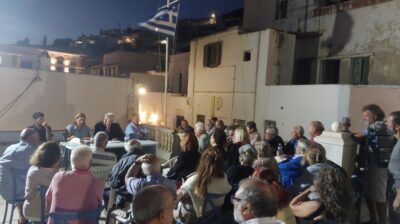 Τήνος: Μαζική συνέλευση στα Υστέρνια – Στο επίκεντρο parking, έργα και νέες παρεμβάσεις