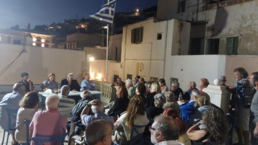 Τήνος: Μαζική συνέλευση στα Υστέρνια – Στο επίκεντρο parking, έργα και νέες παρεμβάσεις